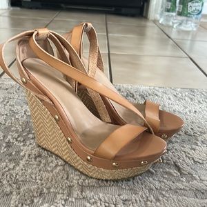 TAN WEDGES